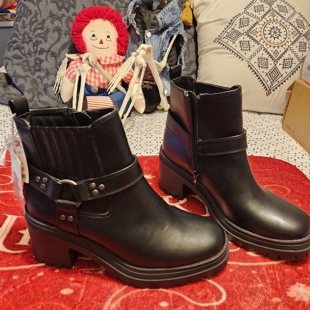 NWT. Women's Moto boots